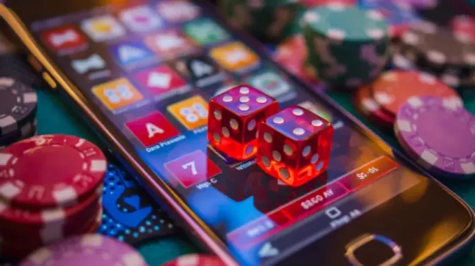 How do avalanche features create chain reactions in online slot gameplay?